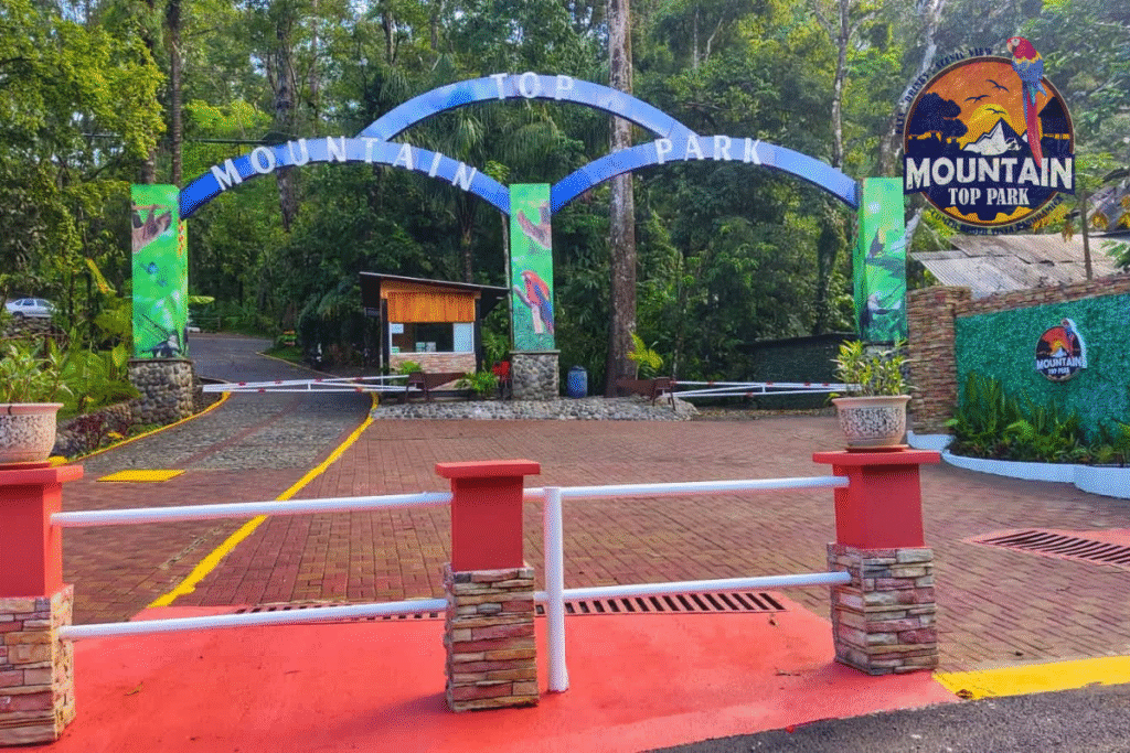 mountain top park hotel entrada principal.png